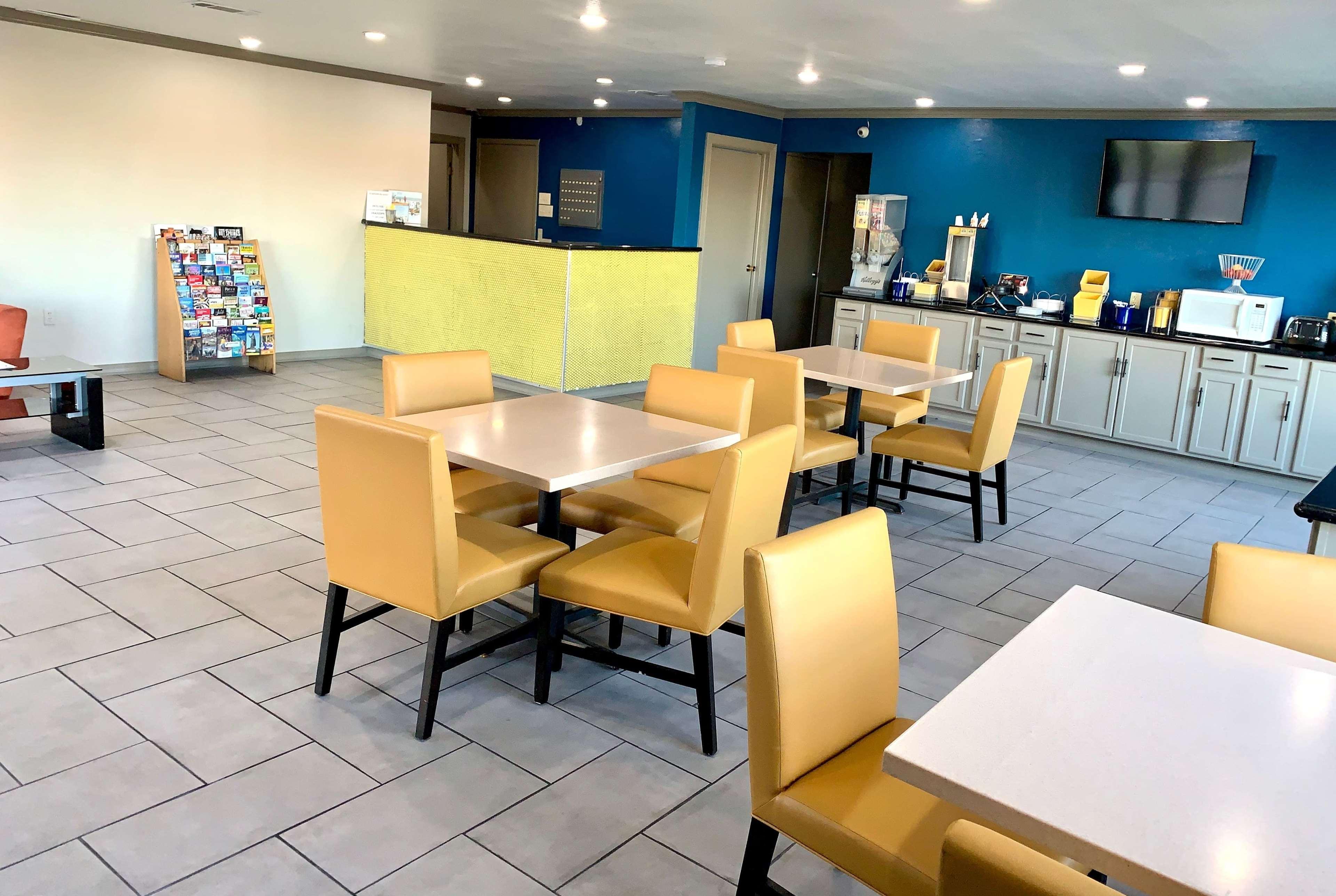Days Inn & Suites By Wyndham - Canton First Monday Trade Days Εξωτερικό φωτογραφία