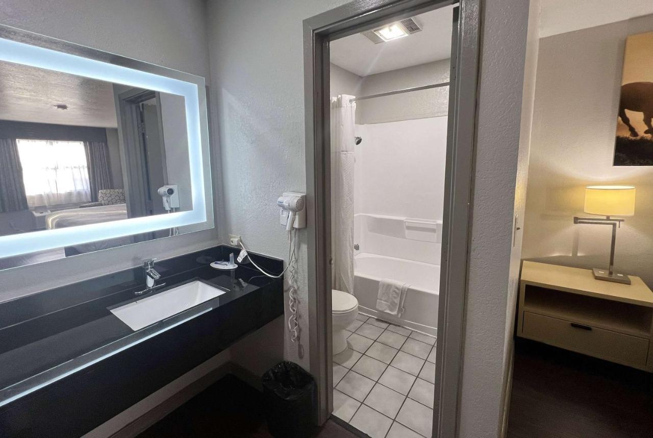 Days Inn & Suites By Wyndham - Canton First Monday Trade Days Εξωτερικό φωτογραφία