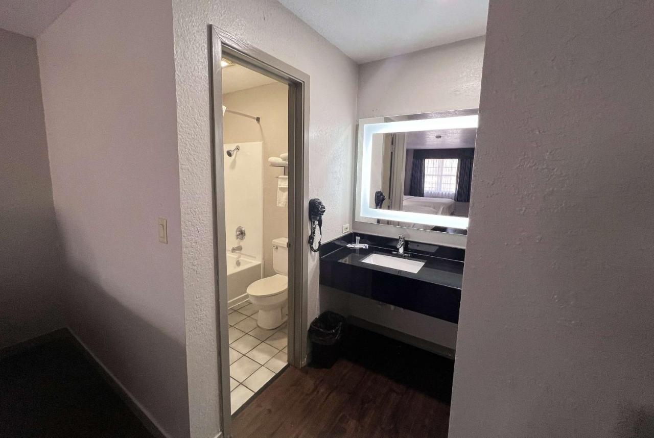 Days Inn & Suites By Wyndham - Canton First Monday Trade Days Εξωτερικό φωτογραφία