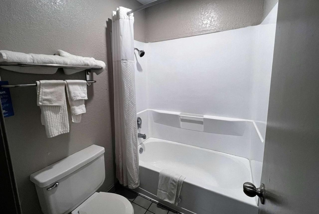 Days Inn & Suites By Wyndham - Canton First Monday Trade Days Εξωτερικό φωτογραφία