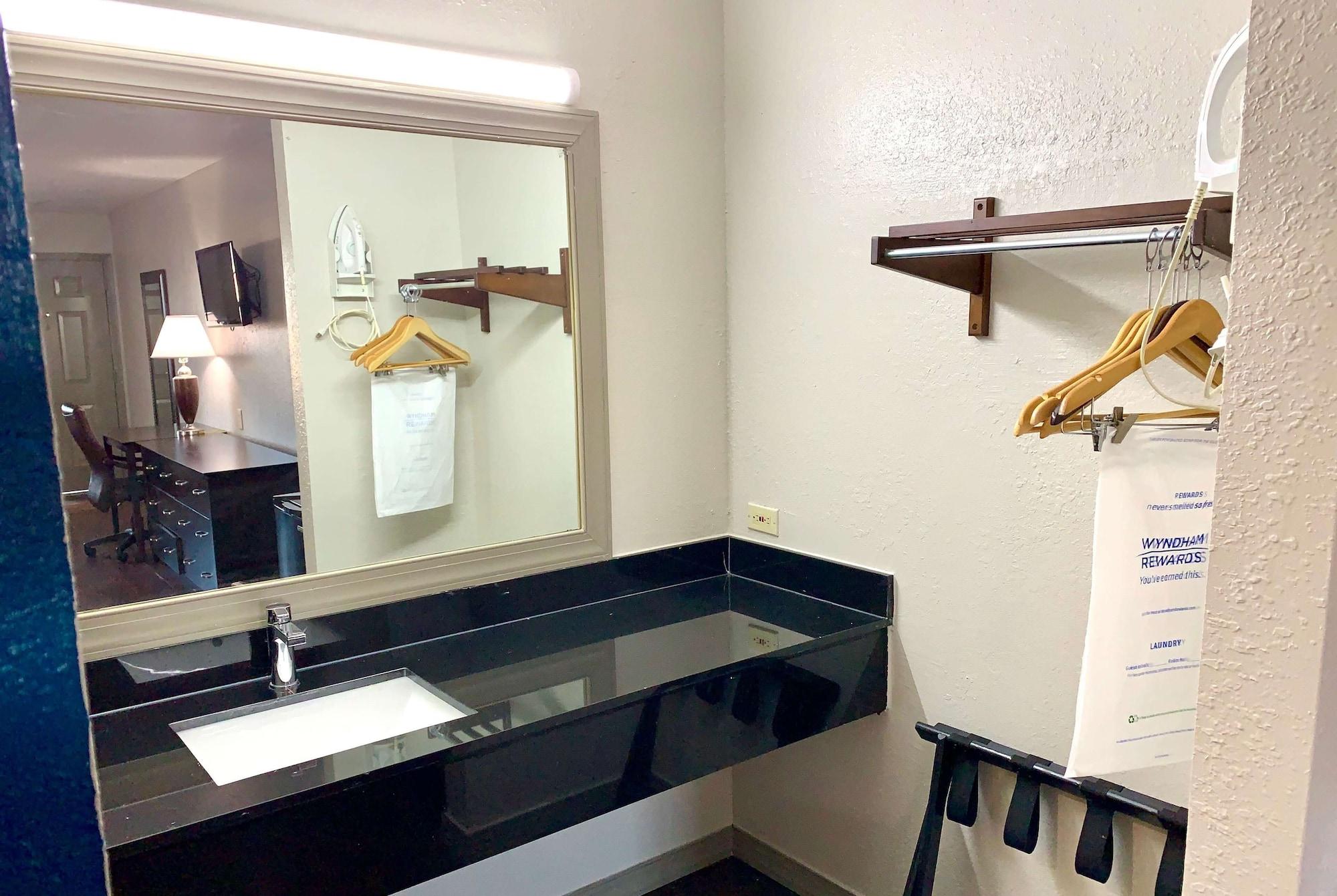 Days Inn & Suites By Wyndham - Canton First Monday Trade Days Εξωτερικό φωτογραφία