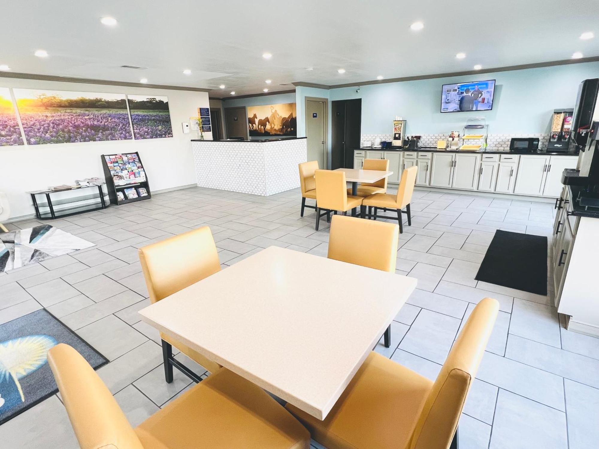Days Inn & Suites By Wyndham - Canton First Monday Trade Days Εξωτερικό φωτογραφία