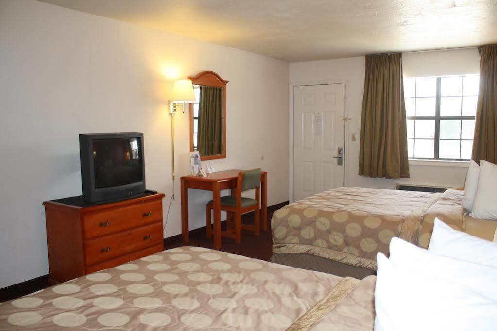 Days Inn & Suites By Wyndham - Canton First Monday Trade Days Εξωτερικό φωτογραφία